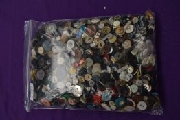 Over one Kg of vintage and antique buttons, mixed styles, sizes and colours.