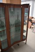 An early 20th century mahogany display cabinet having inlaid satinwood detailing, convex glass