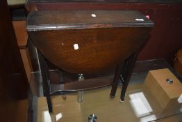 An early 20th Century oak drop leaf occasional table