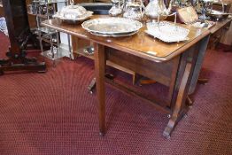 An Edwardian walnut Sutherland table, with moulded and rounded edge detail over the vase form ends