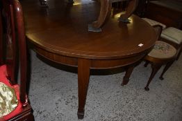 An Edwardian mahogany extending dining table of rounded rectangular form when extended with