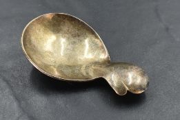 An Elizabeth II silver caddy spoon, having broad oval bowl and short trefoil handle, marks for