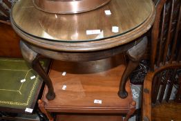 A mid 20th Century circular coffee table on Queen Anne style legs