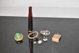 An Edwardian 9ct rose gold locket of rectangular form, a 9ct rose gold brooch of circular chain