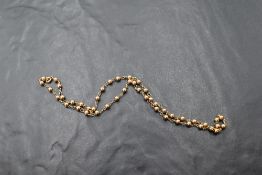 A yellow metal ball and link chain bearing plaque stamped 9C, approx 17' & 5.5g