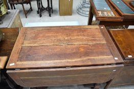 An early 20th Century oak drop leaf table