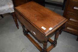 A reproduction oak drop leaf occasional table (Archer & Smith, Chiseldon)