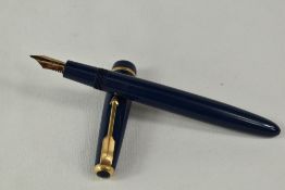 A Parker Junior Duofold aeromatic fill fountain pen in blue, having decorative band to the cap