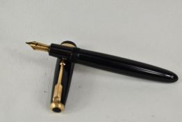 A Parker Duofold aeromatic fill fountain pen in black, having decorative broad band to the cap