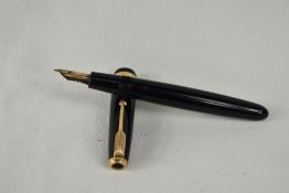 A Parker Duofold aeromatic fill fountain pen in black, having decorative broad band to the cap