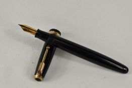 A Parker Duofold pump fill fountain pen in black, having decorative broad band to the cap having