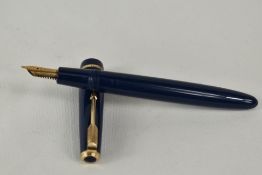 A Parker Duofold Senior aeromatic fill fountain pen in blue, having decorative band to the cap