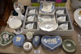 A selection of mixed ceramics including a cased set of Wedgwood Clementine pattern coffee cups