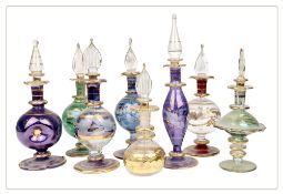 SUITE DE HUIT FLACONS COUVERTS A PARFUM
