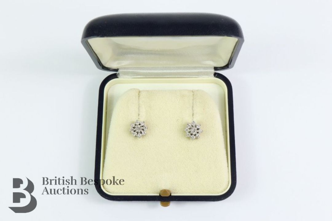 18ct White Gold Diamond Cluster Earrings - Image 2 of 3