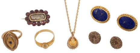 A collection of assorted jewellery