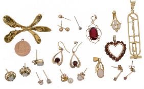 A small collection of mainly gold items