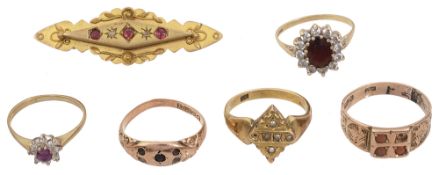 Five hallmarked 9ct yellow gold rings and a plaque brooch