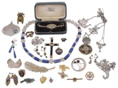 A selection of assorted jewellery