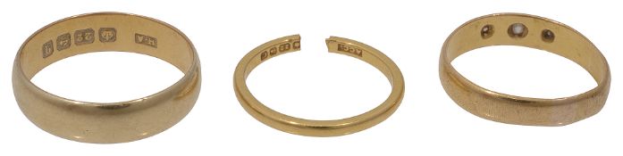 Three 22ct yellow gold wedding bands,