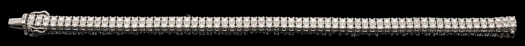 A diamond-set flexible link line bracelet