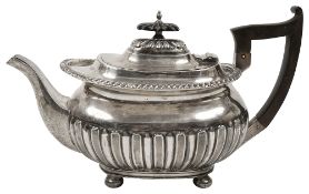 An Edwardian silver teapot