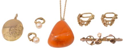 A collection of 9ct gold jewellery