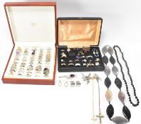 ASSRTMENT OF VINTAGE COSTUME JEWELLERY