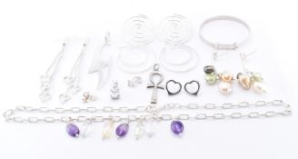 ASSORTMENT OF SILVER JEWELLERY