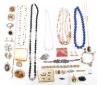 COLLECTION OF VINTAGE COSTUME JEWELLERY