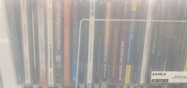 LARGE COLLECTION OF APPROX 200 MUSIC CD'S