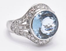18CT GOLD DIAMOND & AQUAMARINE RING