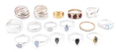 SIXTEEN SILVER RINGS INCLULDING LABRADORITE