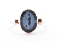 19TH CENTURY 9CT GOLD & AGATE INTAGLIO RING