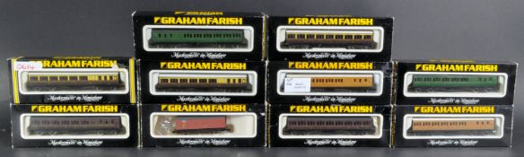 COLLECTION OF GRAHAM FARISH N GAUGE MODEL RAILWAY CARRIAGES