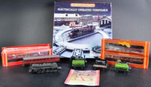COLLECTION OF ASSORTED 00 GAUGE MODEL RAILWAY ITEMS