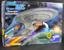 STAR TREK - THE NEXT GENERATION - PLAYMATES STARSHIP ENTERPRISE