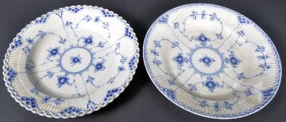 PAIR OF ROYAL COPENHAGEN CABINET PLATES