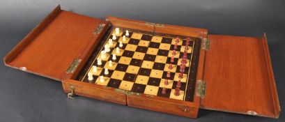 19TH CENTURY VICTORIAN WHITTINGTON PATTERN BONE TRAVELING CHESS SET
