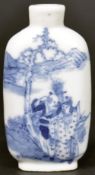 EARLY 18TH CENTURY KANGXI PORCELAIN SNUFF BOTTLE