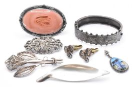ASSORTMENT OF SILVER & WHITE METAL JEWELLERY