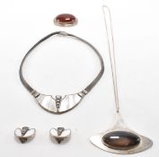 ASSORTMENT OF SILVER & WHITE METAL JEWELLERY