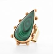 1960S HALLMAKRED 9CT GOLD & MALACHITE RING