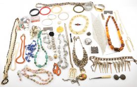 ASSORTMENT OF VINTAGE COSTUME JEWELLERY