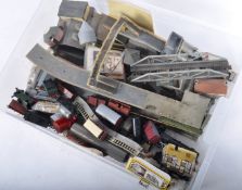 COLLECTION OF 00 GAUGE MODEL RAILWAY WAGONS & ACCESSORIES