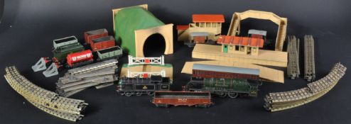 ASSORTED HORNBY DUBLO MODEL RAILWAY LOCOMOTIVES & ACCESSORIES
