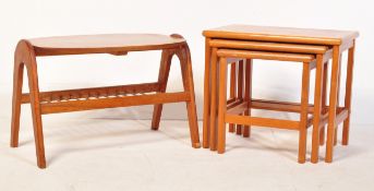 A RETRO VINTAGE MID 20TH CENTURY TEAK COFFEE TABLE