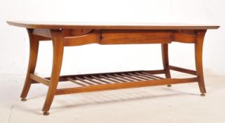 A RETRO VINTAGE MID 20TH CENTURY TEAK COFFEE TABLE