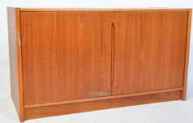 A RETRO VINTAGE MID 20TH CENTURY TEAK SIDEBOARD / CABINET