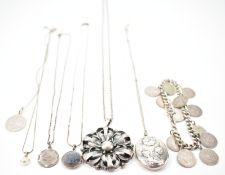 ASSORTMENT OF SILVER & WHITE METAL JEWELLERY